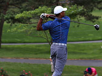 Woods stuggles physically as M...